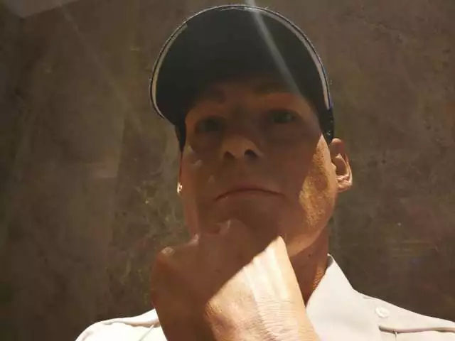 凌厲的眼神流轉(zhuǎn)，目光如炬，手掌的青筋清晰暴出，歲月的紋路無(wú)情橫亙——樹(shù)脂雕塑《站崗》