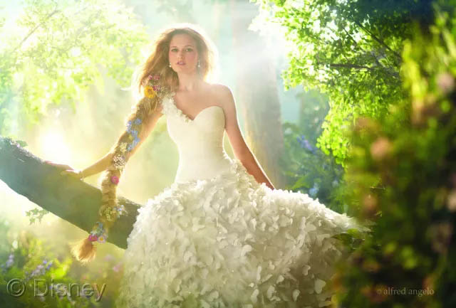 假若將玻璃鋼船艇比喻成一位女生，那么膠衣就是她華美的衣裳！