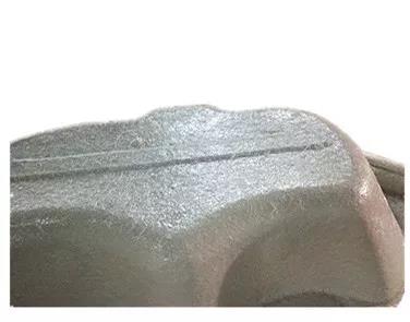 用樹(shù)脂和玻璃纖維復(fù)合在浴缸胚料的底部，使成型產(chǎn)品有足夠的強(qiáng)度