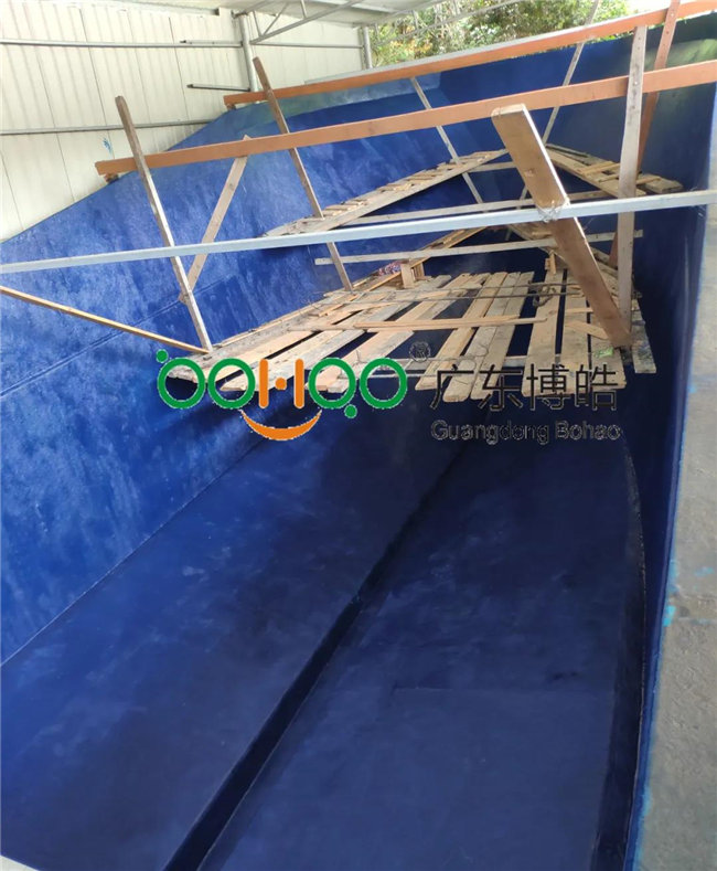 將玻璃鋼模具清洗干凈，打上脫模蠟 施涂船體膠衣