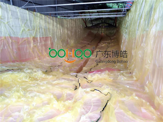 完成鋪層后，用真空袋覆蓋好
