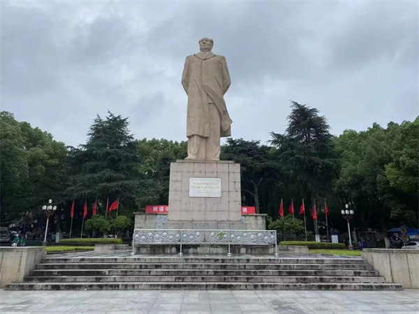 湖南大學，毛主席雕像